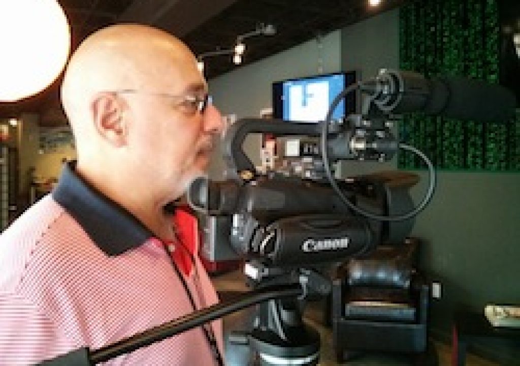 Ríchard Izarra of PRODU.com debuts his Canon XA20 camcorder 5
