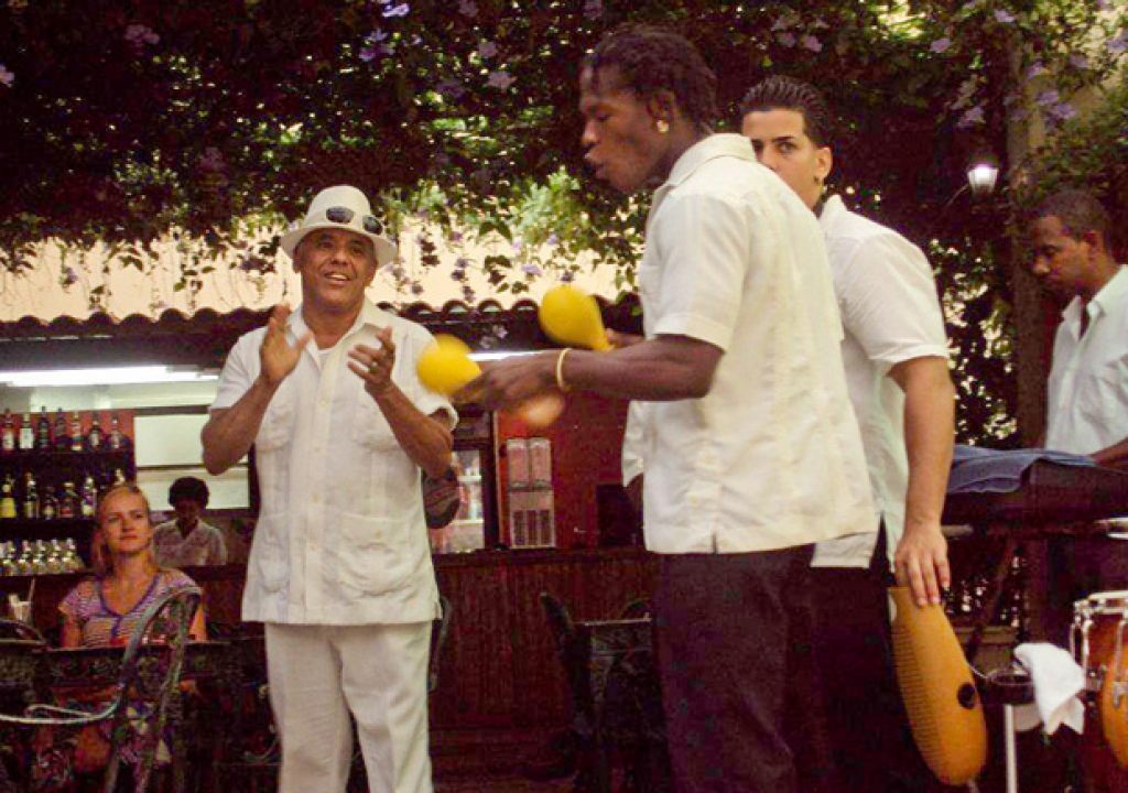 CUBA_street_musicians_performing.jpg