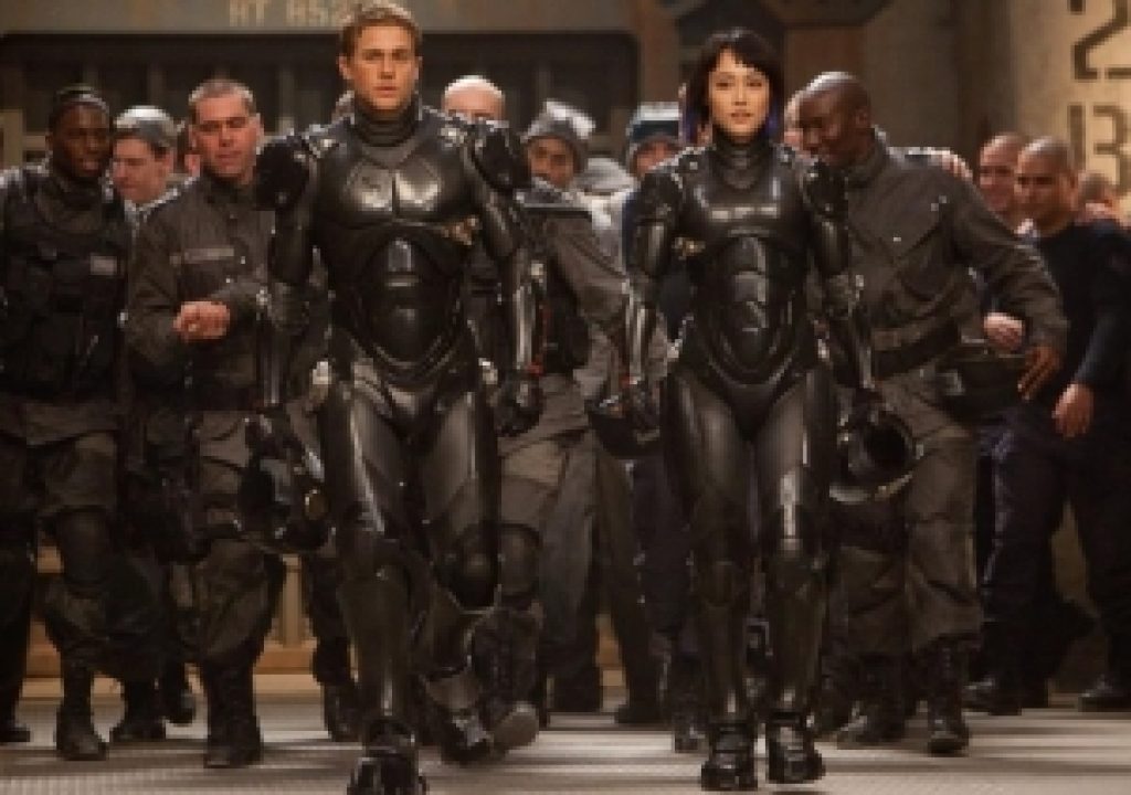Pacific-Rim-Movie-Hunnam-and-Kikuchi-700x523.jpg