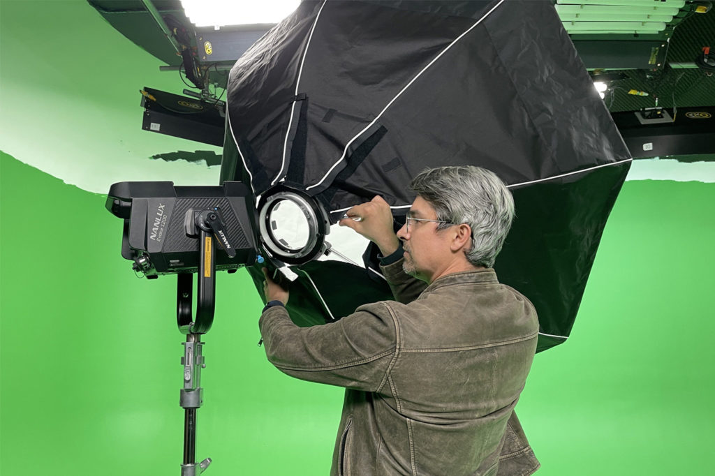 A new mounting solution from DoPChoice for Snapbag softboxes