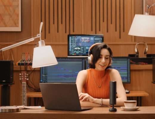 Insta360 Wave: speakerphone with AI recording suite